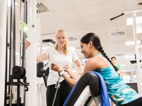 Das Foto zeigt zwei Studentinnen beim Krafttraining im Fitnessstudio des Universitätssportzentrums. (Bild öffnet vergrößert)