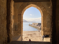 Foto: Ein Blick auf das Meer in Cefalù, von einer kleinen Straße.