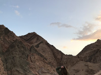 Auf dem Bild bin ich mit Blickrichtung auf die Berge der Sinai Halbinsel zu sehen.