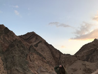 Auf dem Bild bin ich mit Blickrichtung auf die Berge der Sinai Halbinsel zu sehen. (Bild öffnet vergrößert)