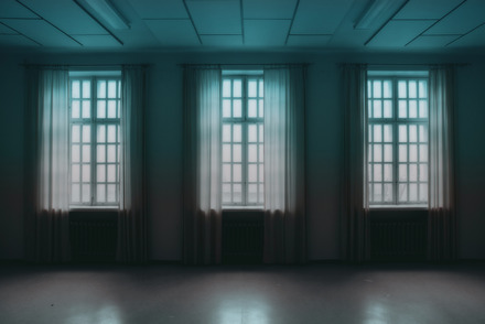 Auf dem Foto sieht man einen leeren Raum und dessen Fensterfront.