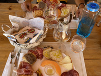 Foto: Einer von den Weinen und das Essen, die wir in unserer Weinverkostung in der Nähe von Montepulciano bekommen haben. So lecker!  (Bild öffnet vergrößert)