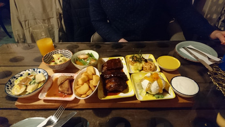 Auf dem Bild sieht man vier Tapas gefüllt mit unterschiedlichen Speisen aus dem Restaurant Taparazzi in Halle.
