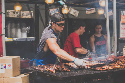 Auf dem Foto sieht man einen Mann am Grill.