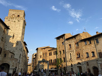 Foto: einige von den charmanten mittelalterlichen Gebäuden in San Gimignano. Das Dorf, das als UNESCO Welterbe gilt. 
