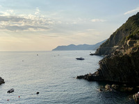 Foto: der tolle Ausblick auf das Mittelmeer, die Hügel und einige Fischerboote, den man vom schönen Dorf Riomaggiore sehen kann. 