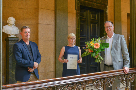 Zu sehen sind Prof. Dr. Daniel Cyranka und Probst Johann Schneider neben der Werner-Krusche-Hochschulpreisträgerin Philine Lewek. 