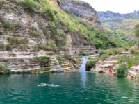 Foto: Nachdem ich in diesem natürlichen Pool schwimmen gegangen war, habe ich es einfach genossen, im Wasser mit dem Rauschen des Wasserfalls in der Nähe zu entspannen.