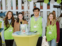 Unsere Studienbotschafter*innen haben viele Fragen beantwortet, auf Veranstaltungen hingewiesen und noch einige Tipps für das bevorstehende Studium verraten. Vier junge Menschen lächeln in die Kamera. (Bild öffnet vergrößert)