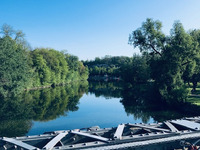 Zu sehen ist der Blick von der Brücke auf die Saale 