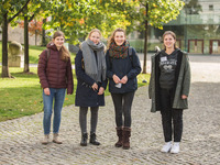 Drei Teilnehmerinnen und Mentorin Eve stehen auf dem Universitätsplatz.