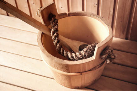 Zu sehen ist ein Eimer, der für den Aufguss in der Sauna verwendet wird 