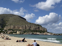 Foto: Unglaublich kristallklares blaues Wasser und Hintergrundansicht der Berge, die bei Mondello zu finden sind.