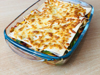 Foto: Quesadilla Lasagne: Chilli (oder wie in meinem Fall Tomaten-Tofu-Eintopf) mit Wraps abwechselnd schichten, Creme Fraich und Käse oben drauf und schmecken lassen! 