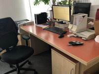 Zu sehen ist Tinas Arbeitsplatz. Insgesamt saßen sie im Vertrieb zu dritt in dem Büro. 