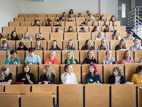 Schülerinnen sitzen im Hörsaal