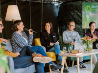 Beim beliebten Ersti-Talk sprachen Tristan PReuk, Christiane Weinberg, Ulrike Magdalena Baier, Julian Herold und Theresa Donner (von links) miteinander. Auf zwei bunten Couchen sitzen mehrere Personen und sprechen miteinander. (Bild öffnet vergrößert)
