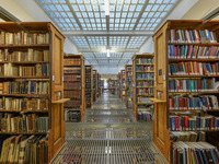 Blick in die oberste Etage des Magazins. In den Bücherregalen ist sowohl historische als auch aktuelle Literatur sichtbar.