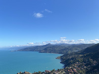 Foto: Die Aussicht von ganz oben. Das schöne blaue Meer ist zu sehen und auch einige kleine Inseln darauf.