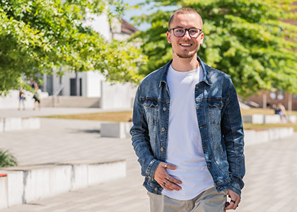 Julian steht auf dem Steintor Campus