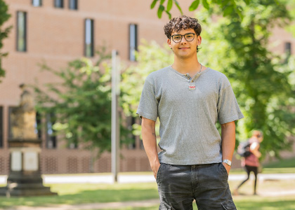 Foto: MLU / Matthias Ritzmann Philipp steht auf dem Steintor Campus